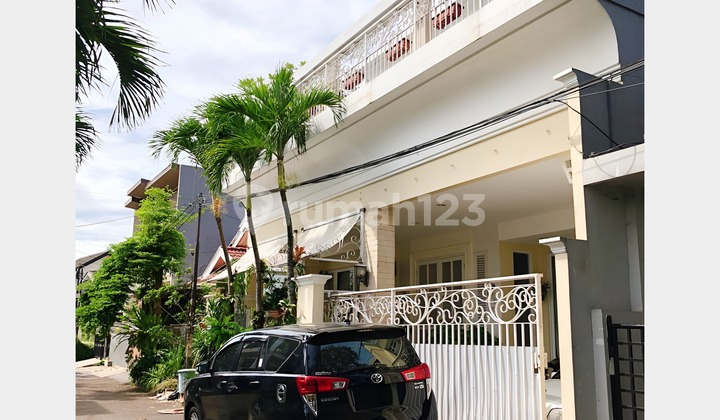 Rumah Mewah Minimalis Semi Furnish Siap Huni dengan Kolam Renang