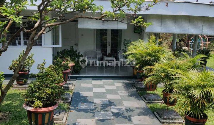 Rumah Asri Halaman Luas Dengan 5 Bangunan Terpisah + Kolam Renang 1