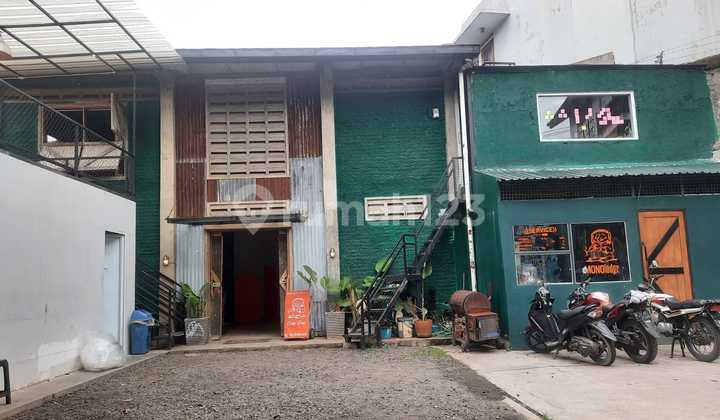 Tempat Usaha dengan Carport Luas Dijual di Cigadung Bandung