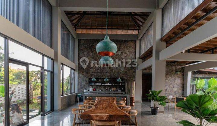 Jual Rumah Mewah Ada Pool Nuansa Villa Full Furnish di Kemang Pratama 2