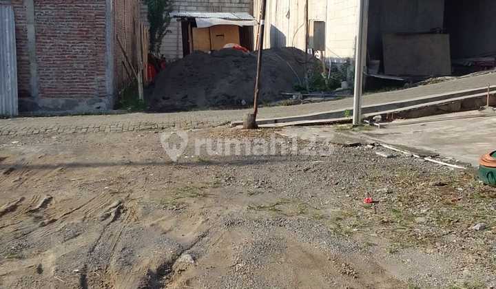 The special land in Kedungmundu is just a few steps away from the main road. 2