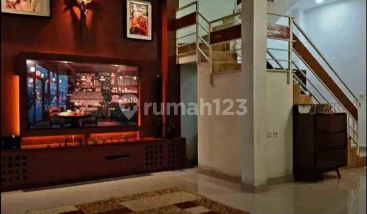 Rumah Classic Modern Design Nusaloka BSD City Semi furnished (Living Room dan Kitchen Set)