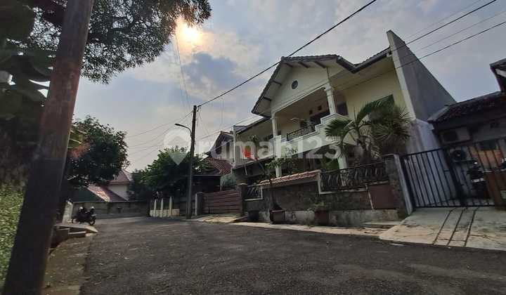 Dijual Cepat! Rumah Second Cantik Di Jantung Bintaro Sektor 3!