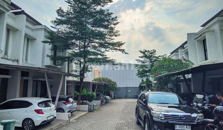 Ready-to-Live Home Just 7 Minutes to Station, Toll Road & Popular Malls in Bintaro! 2