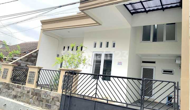Cool, Well-Maintained, and Unique House Location Near Lebak Bulus MRT.