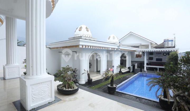 Rumah Villa 3 Lantai Ini Punya View Gila & Kolam Renang Pribadi 2