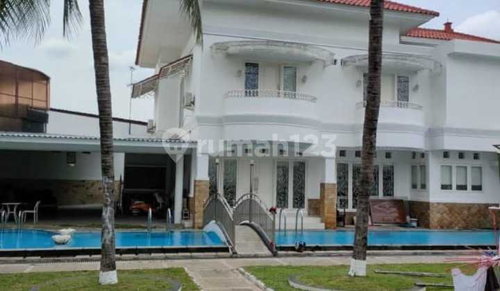 Rumah Luas di Jagakarsa Fasilitas Private Pool Akses Cepat ke Tol 2