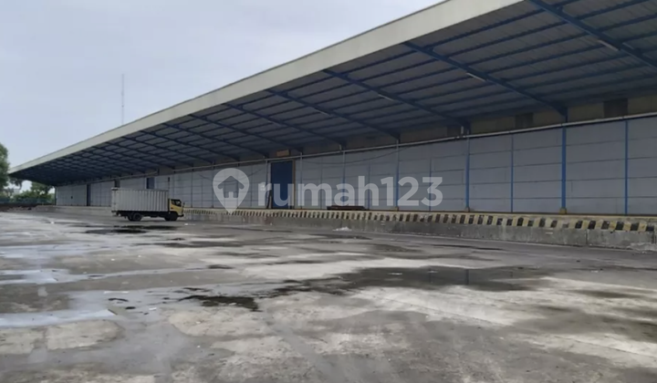 Warehouse for rent, area 3136, located in the Cikarang industrial area. Warehouse for rent, area 3136, located in the Cikarang industrial area.