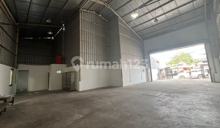disewakan Gudang bagus luas 230m2 di pinggir jalan raya
