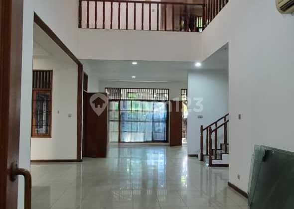 Disewakan Rumah Bagus, Rapih Siap Huni @Raya Kelapa Kopyor di Kelapa Gading Cocok untuk Usaha, Kantor atau Tempat Tinggal