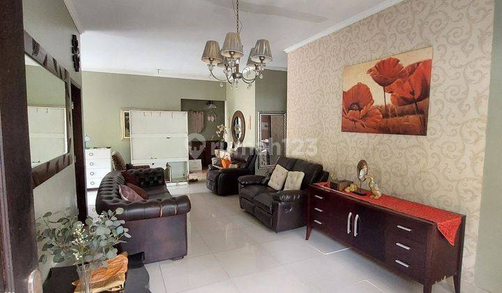 ruang tamu rumah di cibinong cluster hook