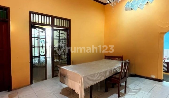 Strategic 5KT Antique House in the Heart of Central Jakarta