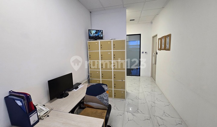 OFFICE LUAS 68,20 M SEMI FURNISH DILANTAI 9 KESINGTON OFFICE TOWER 