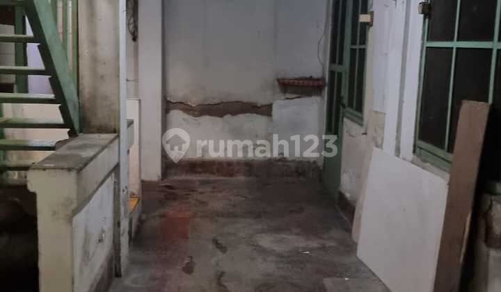 RUMAH HITUNG TANAHNYA SAJA DI SAMPING PASAR RAWAMANGUN JAKARTA TIMUR