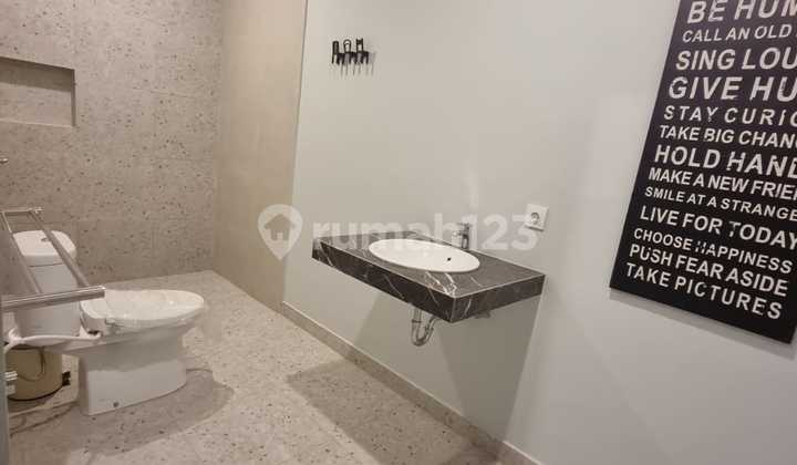 Southeast-Facing Corner House in Vermont Parkland, BSD Southeast-Facing Corner House in Vermont Parkland, BSD