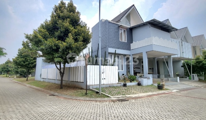 Beautiful House with Swimming Pool in Discovery District, Bintaro Jaya