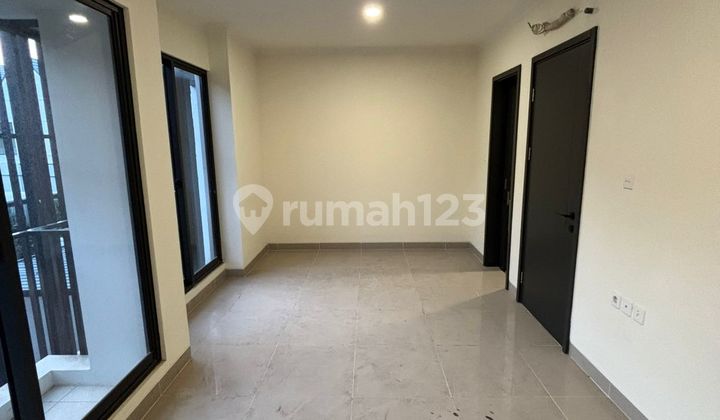 Rumah Hadap Barat Daya & Attic Room 3 Lantai di Leonora Gading Serpong