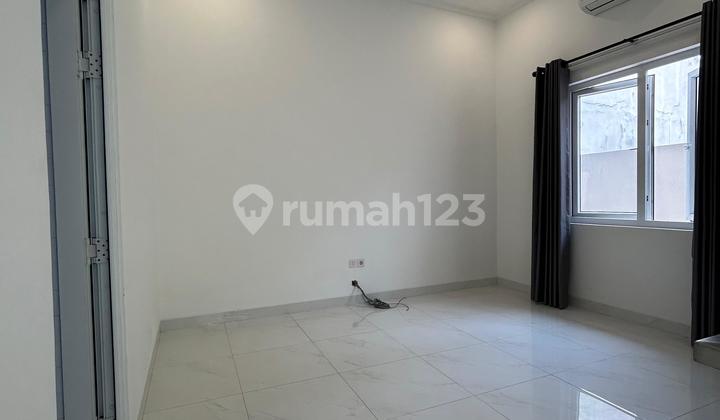 Rumah LT 180 M2 Semi Furnished di Hylands Hook , Greenwich, bsd 2