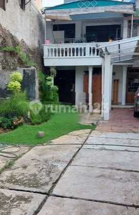 2-Storey House in Tambora, West Jakarta. Parking Capacity Fits 10 Cars