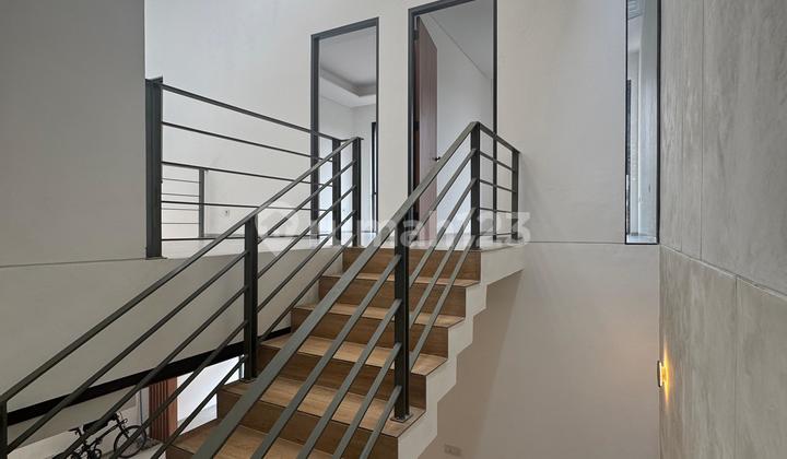 Ceiling Tinggi, Rumah Modern Minimalis 2½ Lantai di Alam Sutera 2