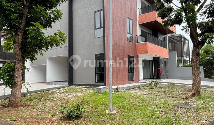 Luxury House with Elevator, Swimming Pool View, Club House in Alam Sutera
