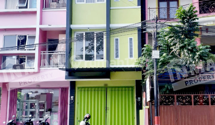 3.5 Floors Shop House in Kauman Malang, Near Pasar Besar, Suitable for Business