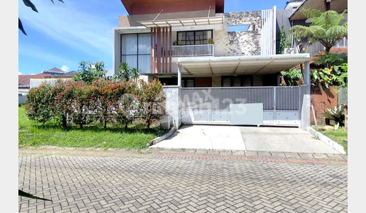 Well-Maintained 2-Story Villa at Puncak Tidar Row, Wide Road
