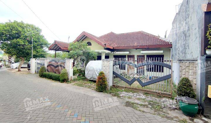 Rumah Luas 5 Kamar di Karya Timur Malang, Row Jalan Lebar 1