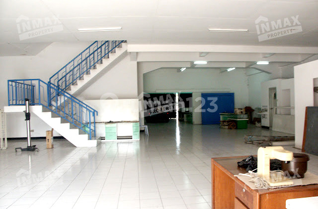 For Rent 3-Story Shop House Suitable for Business in Central Business District of Malang City 2