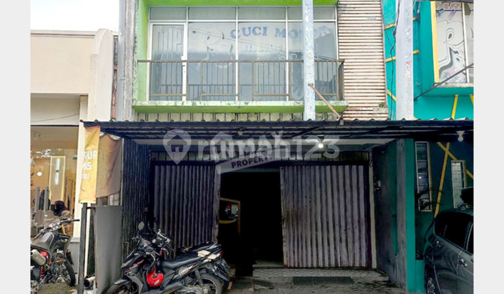 3-Storey Shophouse with Basement in the Center of Malang City, Suitable for Business