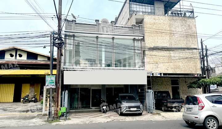 Two-story shop house Yulius Usman near the Main Market, suitable for residence.