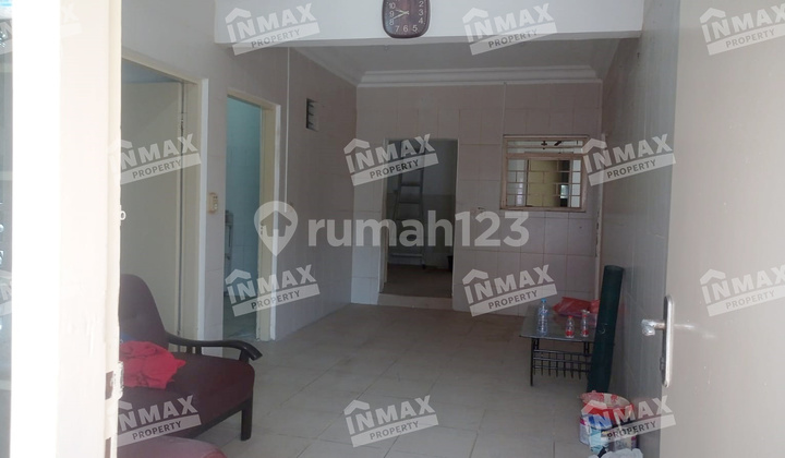 Minimalist 1.5-Story House Near School Area in Petemon, Surabaya 2