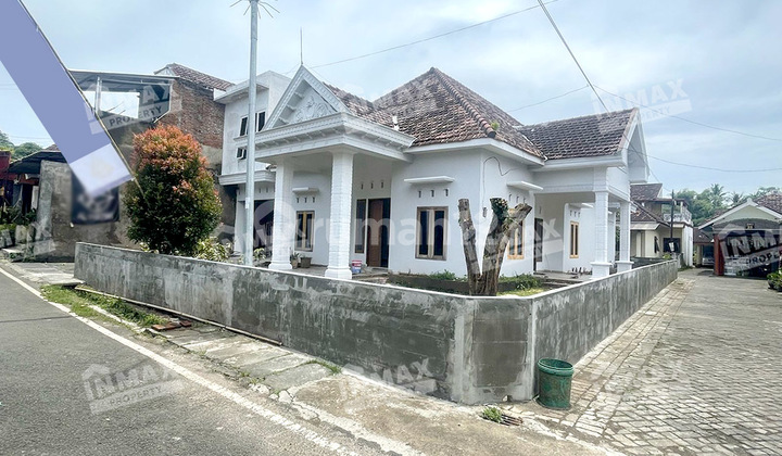 Ready-to-Occupy Hook House KH Malik Dalam Buring, Safe Area.