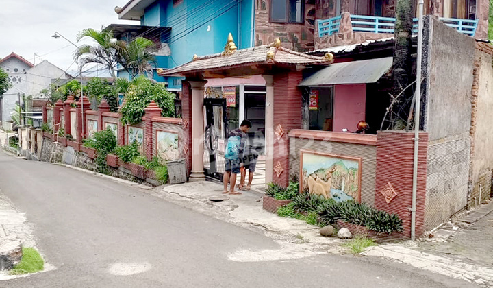 Rumah Luas 2 Lantai Ada Kolam Renang Daerah Pakisaji Malang Rumah Luas 2 Lantai Ada Kolam Renang Daerah Pakisaji Malang