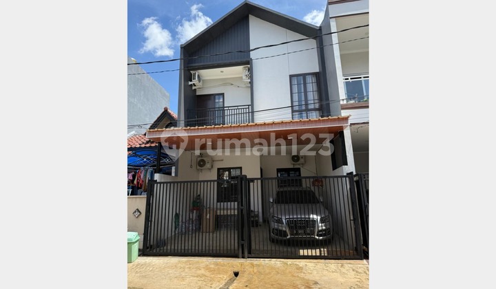 Rumah Cantik 2 Lantai di Regensi Melati Mas Serpong, Tangerang Selatan