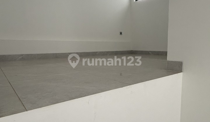 Dijual Rumah Bagus Posisi Hoek Badan Siap Huni di BSD Delatinos 2