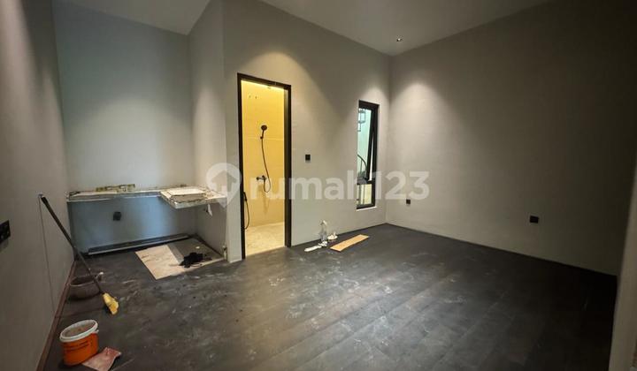 DIJUAL  Rumah Brand New 3 lantai Hadap Taman Jalanan Besar di Alam Sutera 2