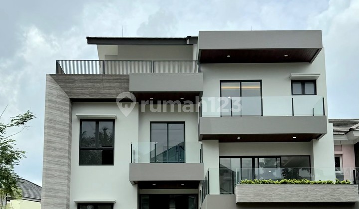 Dijual Rumah Bagus Posisi Hoek Badan Siap Huni di BSD Delatinos