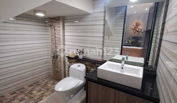 Dijual Rumah Mewah 3 Lantai SHM di Alam Sutera 2