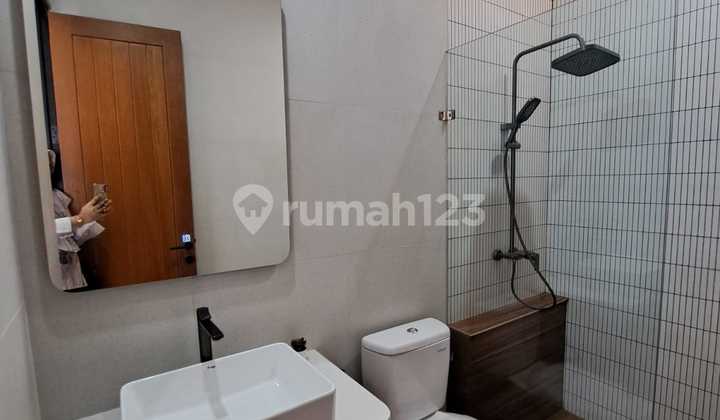 Rumah Brand New Modern Tropical di Kencana Loka BSD 2