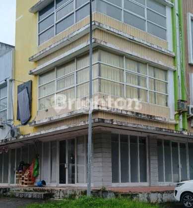 3-Story Shop House with Well-Maintained Building, Front Road Hook Position