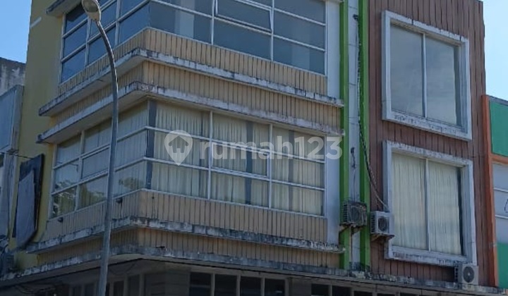 3-Storey Shop House with Front Road Hook Position 3-Storey Shop House with Front Road Hook Position