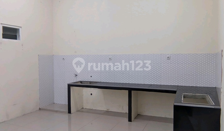 De Java Inside 2-Story House Like New 2