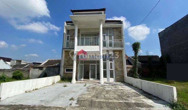 Carport Luas, Lokasi Premium! Rumah Idaman di Bella Mansion Kediri 1