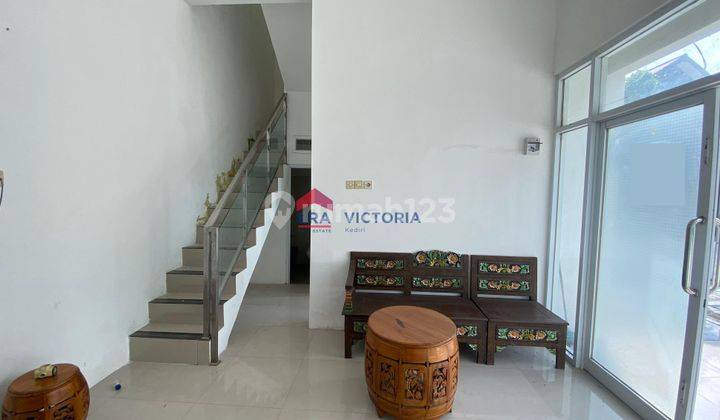 Carport Luas, Lokasi Premium! Rumah Idaman di Bella Mansion Kediri 2