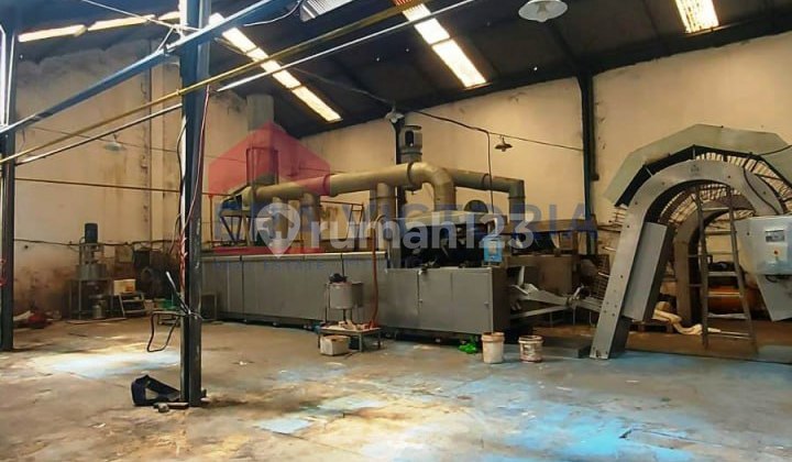 Warehouse in Industrial Area, Strategic Location, 2 Large Cars Can Pass Each Other