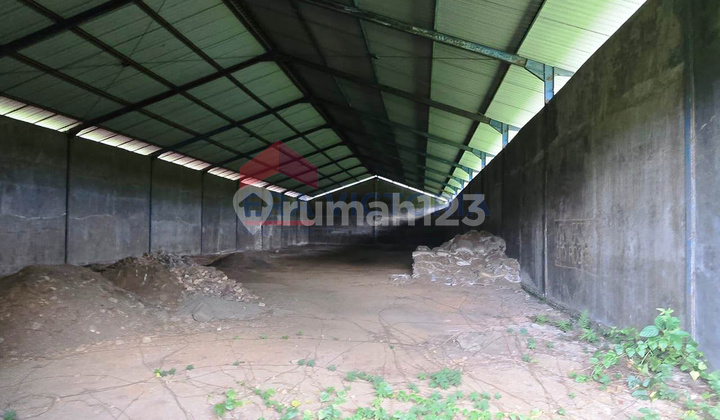 Ex-Factory Warehouse for Rent in Kepanjen, Wide Road Access for Trucks.