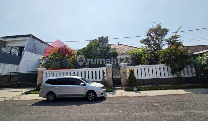 Rumah Luas Dengan Taman Asri Depan Dan Belakang di Poros Perumahan Cocok Untuk Keluarga Besar  1