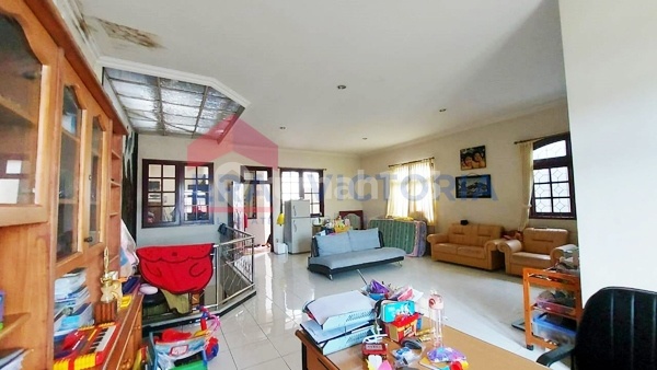 Ready-to-Occupy House in the City Center with Quick Access to Rkz Malang and Shopping Centers 2