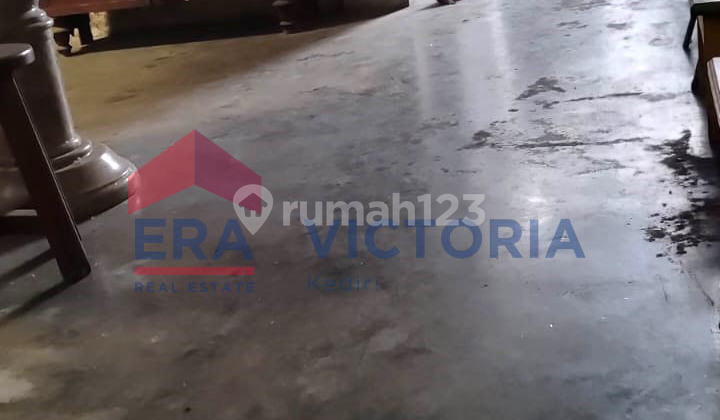 Strategic Location Shop House on Main Road, Kediri City, Sturdy Building 2